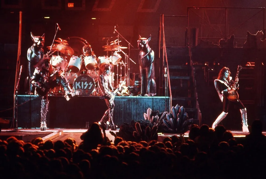 On 3. July, 1976 , Kiss took the stage in their "Destroyer" costumes for the very first time as they opened the Destroyer/Spirit of '76 Tour with a sold-out performance at the Civic Center in Springfield.