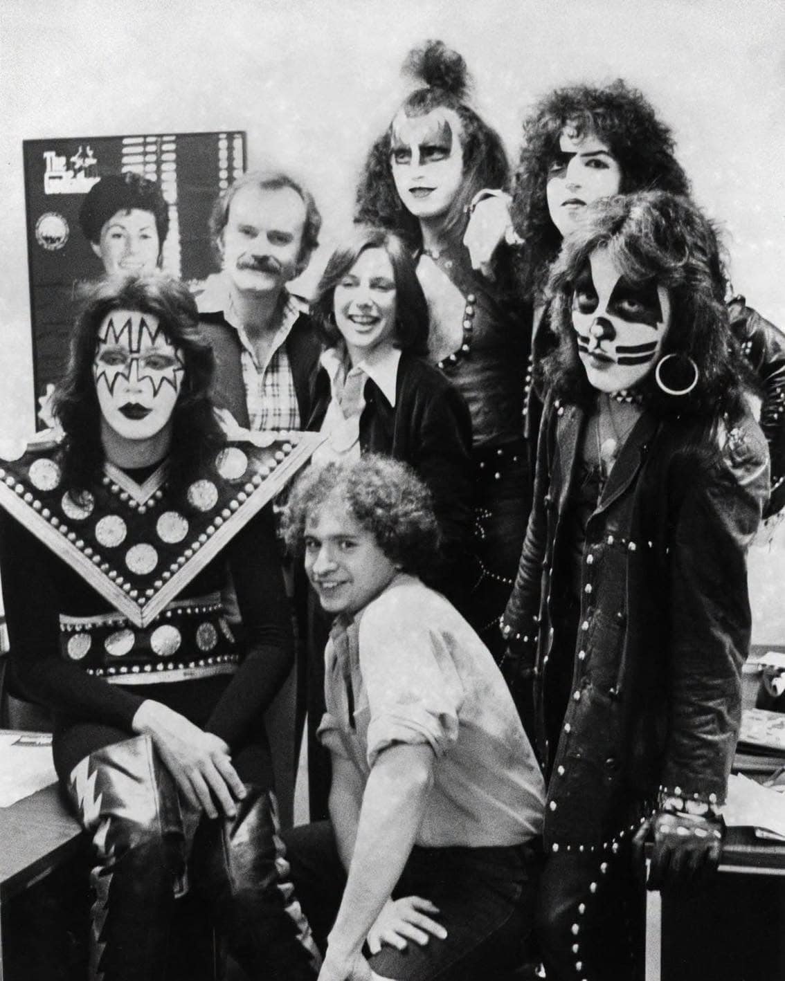 On 24. March 1975, Kiss did photo sessions in Manhattan, New York. Here they are at the Cashbox Office with Bill Aucoin.