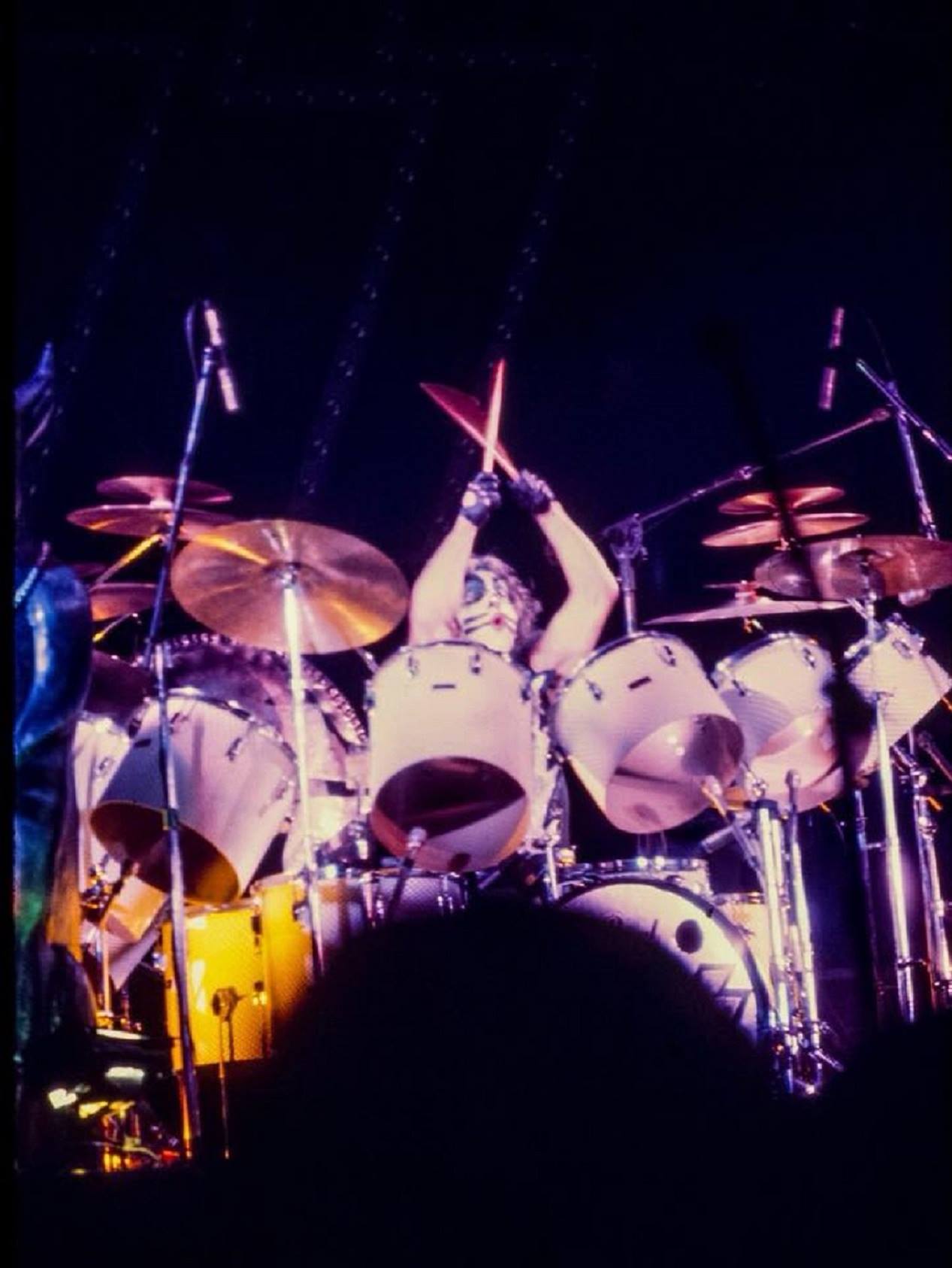 On 8. August, 1976, Peter Criss added blue color to his classic make-up, while playing the Hara Arena & Exhibition Center, Dayton, Ohio, during the Destroyer/Spirit of 76 Tour.
