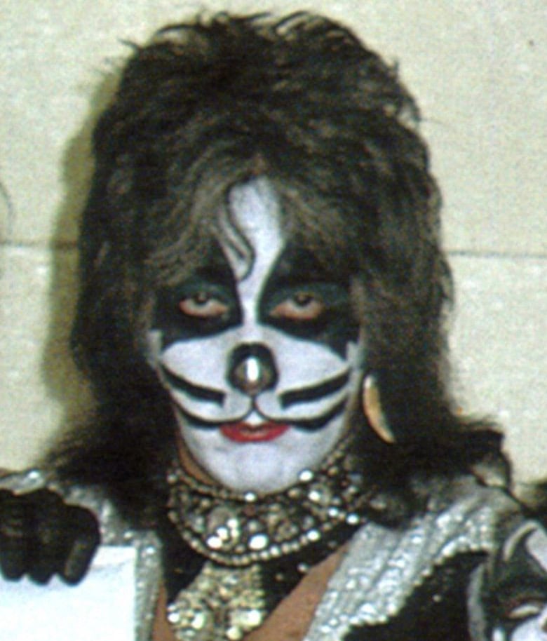 On 8. August, 1976, Peter Criss added blue color to his classic make-up, while playing the Hara Arena & Exhibition Center, Dayton, Ohio, during the Destroyer/Spirit of 76 Tour.
