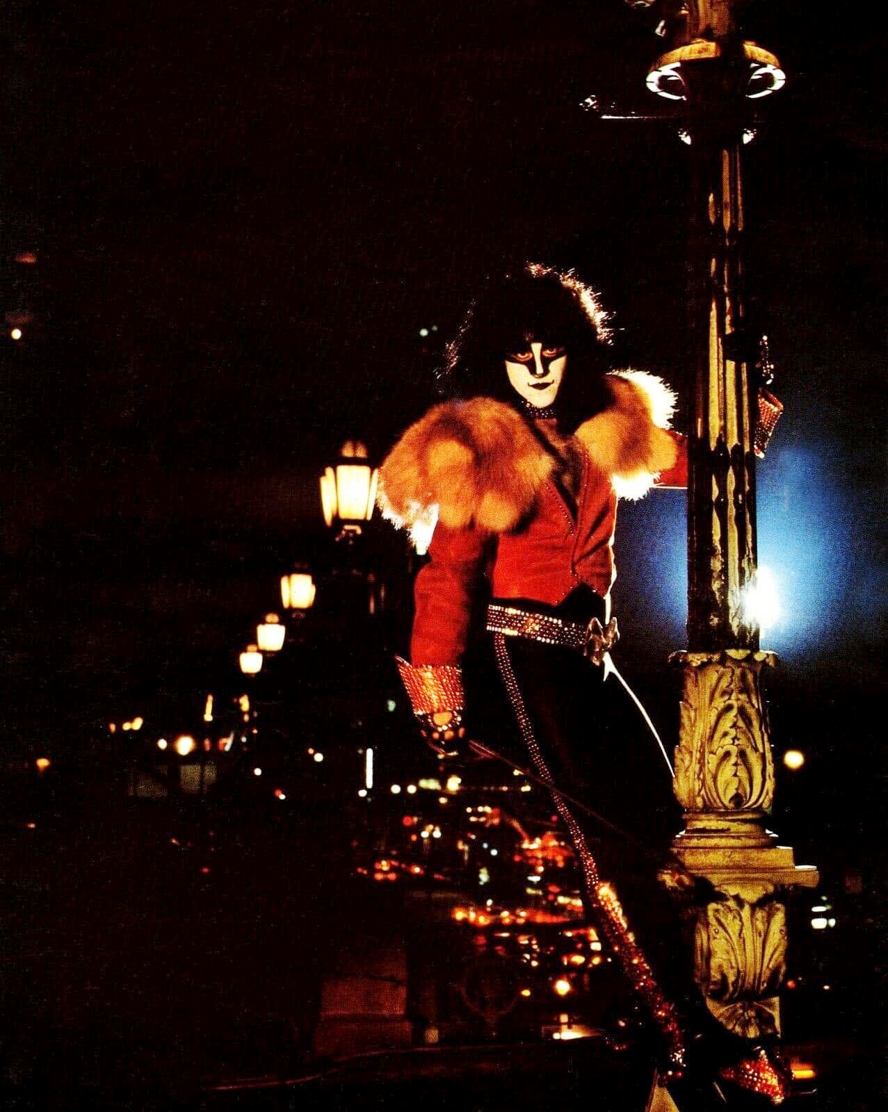 On 4. August, 1980, photographer Bernard Vidal captured a series of promotional photographs of Kiss' new drummer, Eric Carr, at two iconic New York City locations.