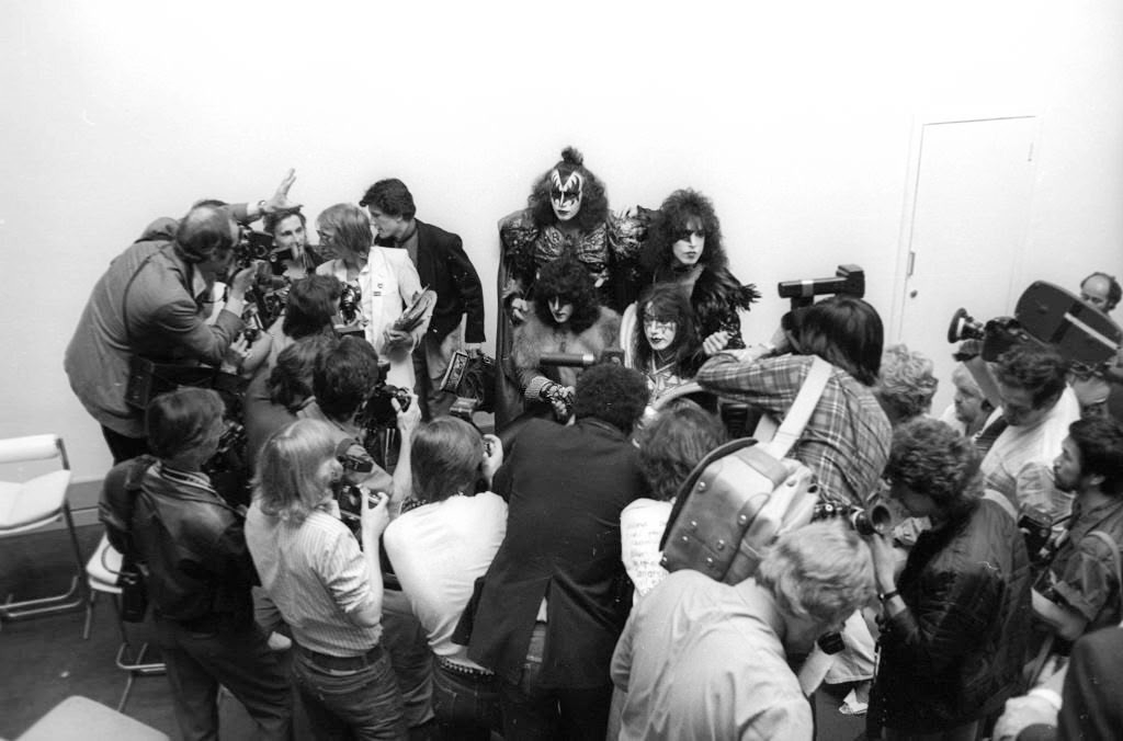 On 4. September, 1980, Kiss held a press conference and filmed promotional interviews at BAFTA’s headquarters in London. Photo by Watal Asanuma/Shinko Music.