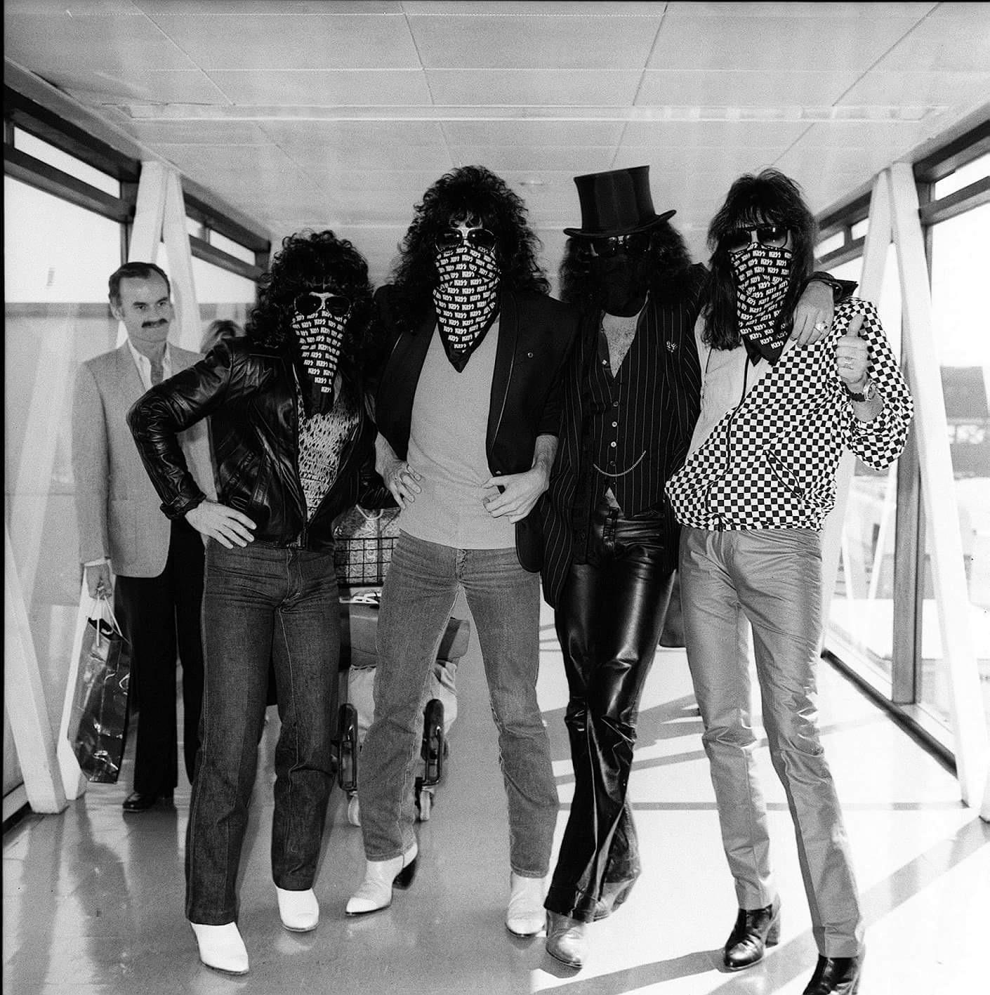 On 4. September, 1980, Kiss arrived at Heathrow Airport in London. Photo by Victor Crawshaw, Mirrorpix.