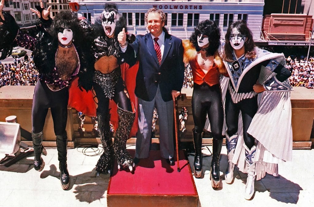 Kiss with Lord Mayor Doug Sutherland on the balcony of the Sydney Town Hall. Photo by Neville Waller. Photo restoration courtesy Aleks75.