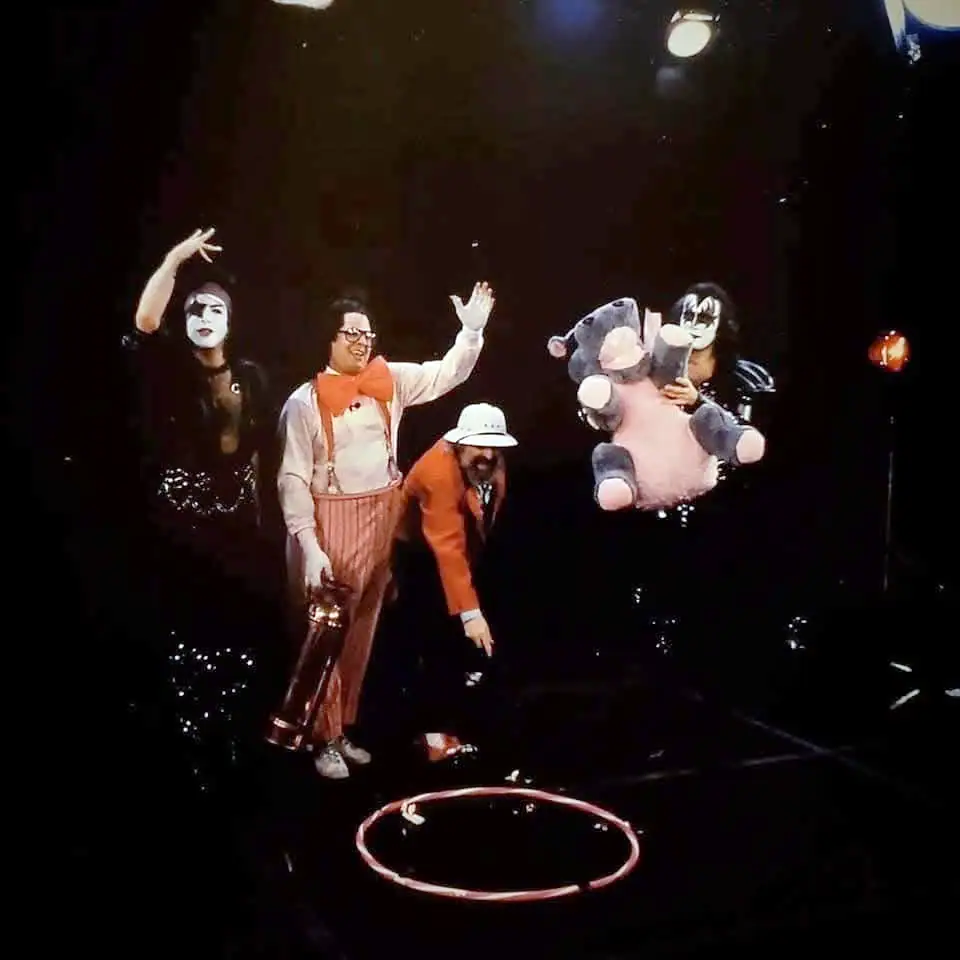 On 5. January 1982, Gene Simmons and Paul Stanley did a skit on the "Flo And Eddie" tv show on Times Square, New York City.