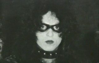 Paul Stanley plays his first show with the bandit make-up