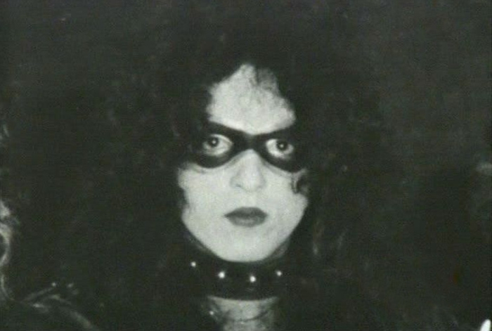 Paul Stanley plays his first show with the bandit make-up