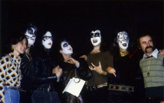 Kiss officially signs deal with Casablanca Records