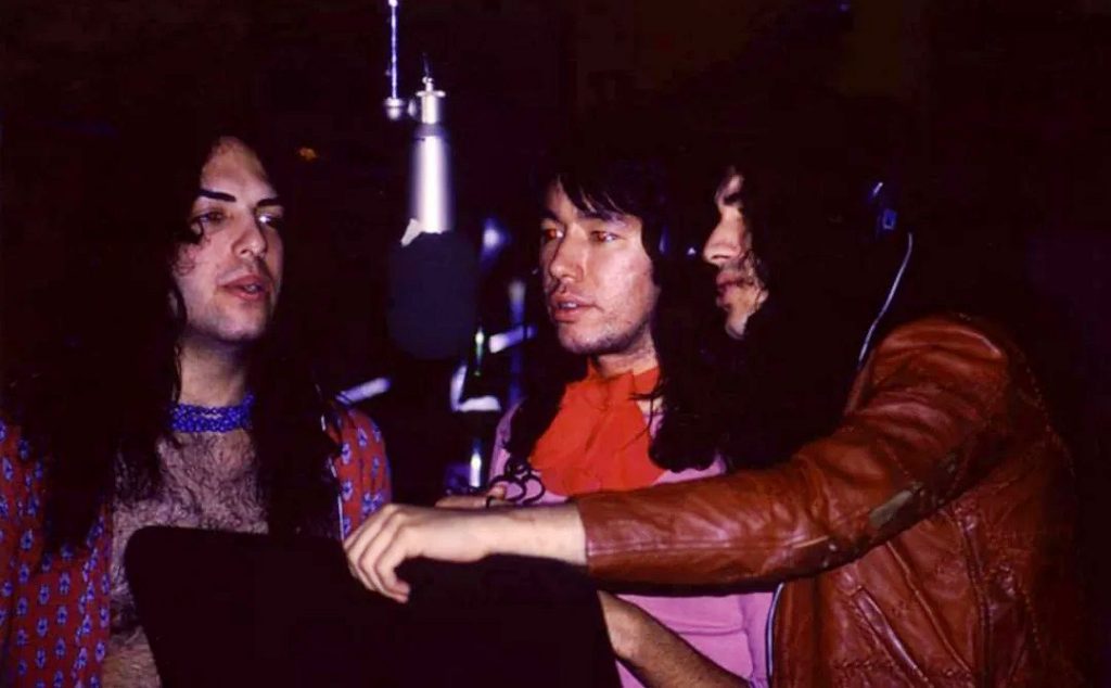 Kiss enters Bell Sound Studios 10. November 1973 to record their debut album.