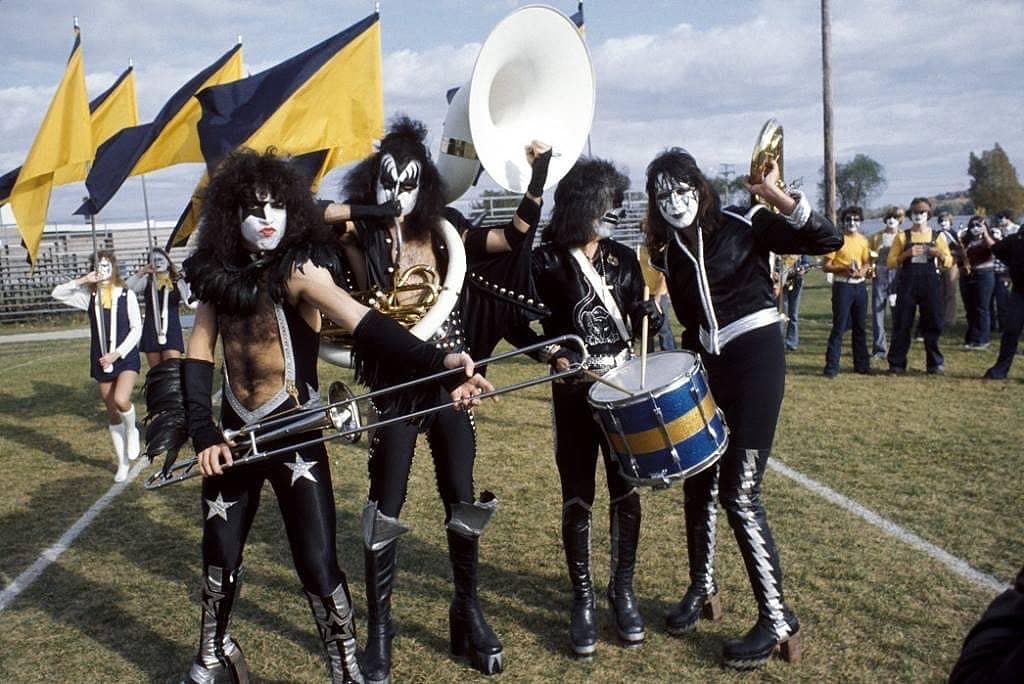 Kiss visited and played a homecoming concert at Cadillac, Michigan, 9. October 1975.