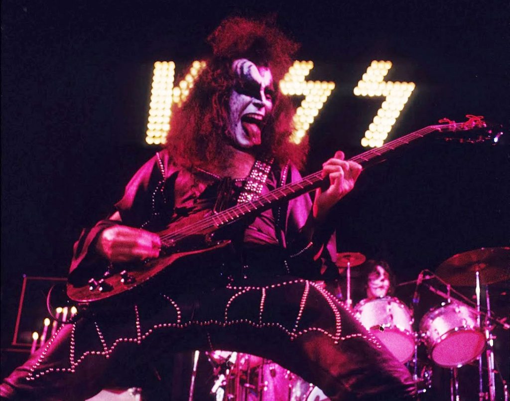 Kiss plays at the Casablanca Records launch party on 18. February 1974