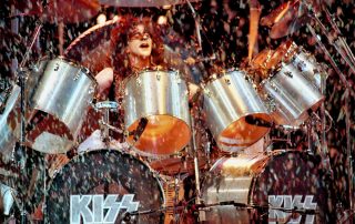Eric Carr plays his first concert with Kiss on 25. July 1980 in New York