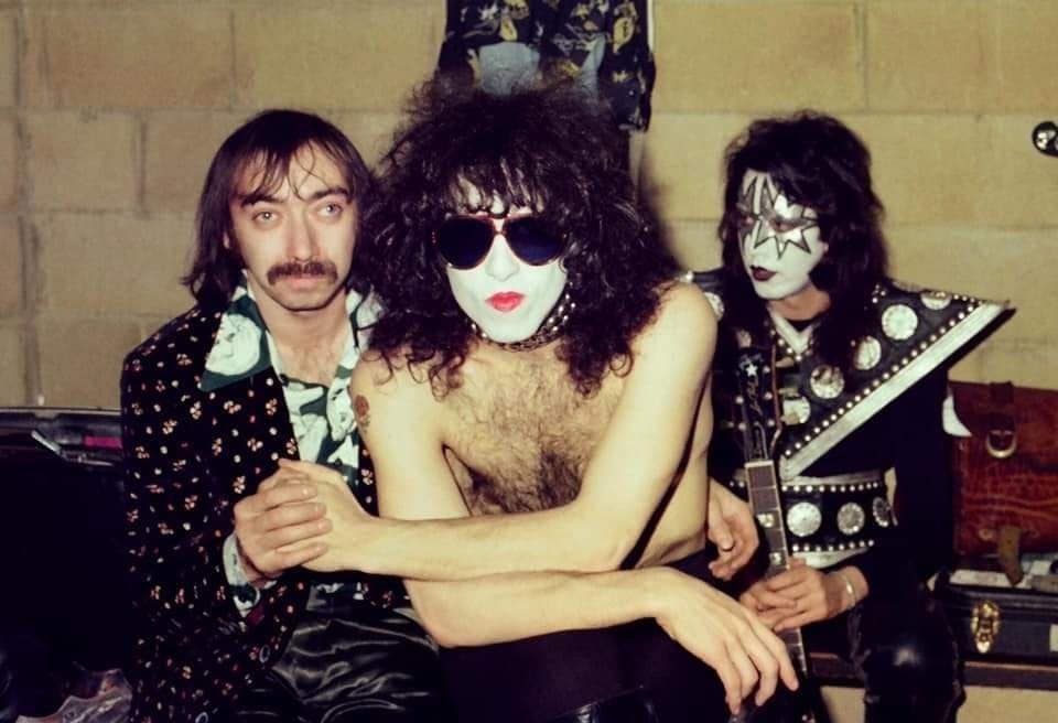Paul Stanley played two shows with sunglasses
