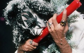 Kiss, Gene Simmons, winter scene photoshoot 19. October 1976. Photo by Neil Preston.