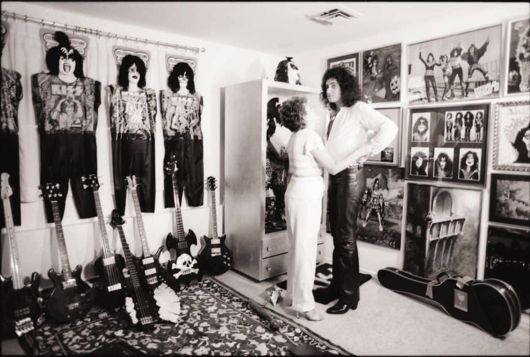 21 july 1980 gene simmons axe bass prototype photo raeanne rubenstein