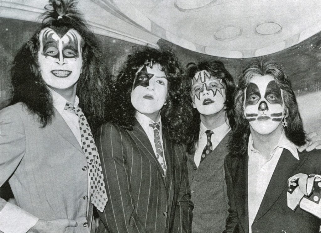 On 24. February 1975, Kiss did their second photo session wearing suits. Photographer Bob Gruen took photos of Kiss at the Electric Lady Studios.