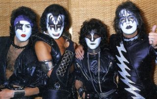 On 25. September 1981 Kiss debuted the new costumes in support of their new album "(Music from) The Elder" in Mexico City, Mexico.