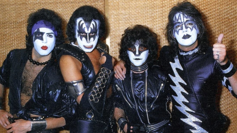 On 25. September 1981 Kiss debuted the new costumes in support of their new album "(Music from) The Elder" in Mexico City, Mexico.