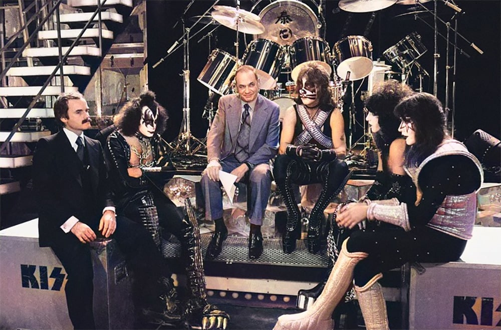 Kiss filming the "Land Of Hype And Glory" with Edwin Newman on NBC News 9. November 1977. Photo by Lynn Goldsmith.