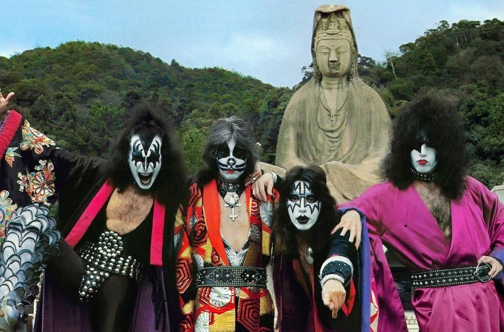 On 27. March 1977, Kiss did the legendary photo session at the Spirit Temple in Kyoto, Japan, with photographer Bob Gruen.