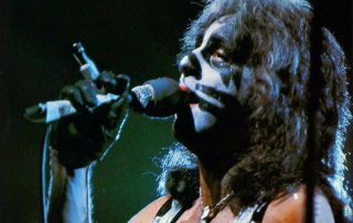 Peter Criss sings "Beth" live for the first time, 24. November 1976