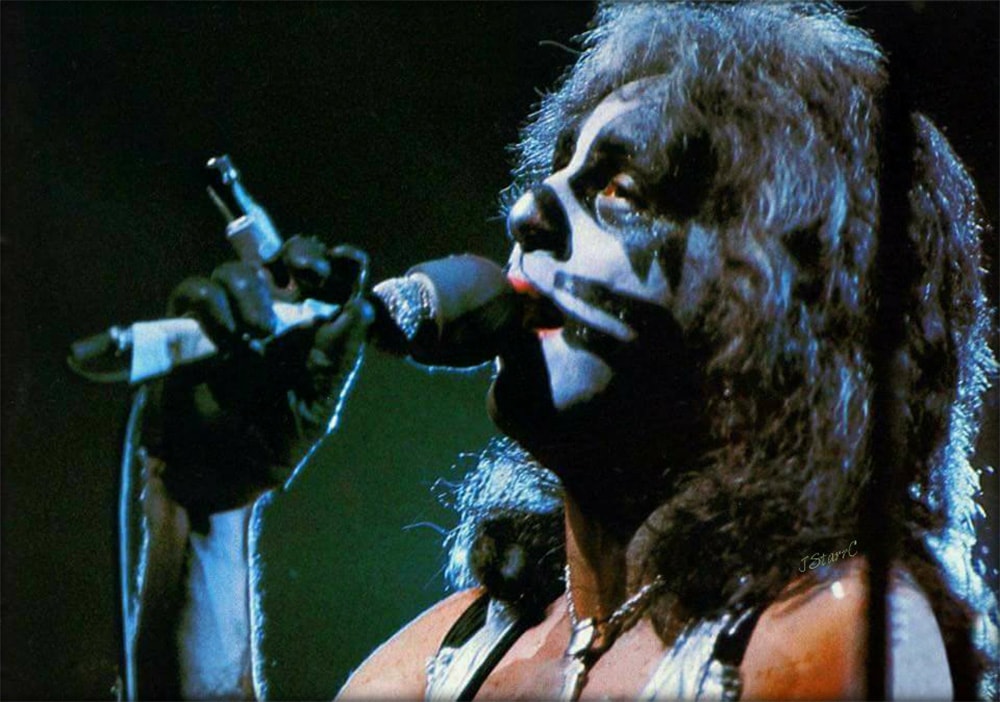 Peter Criss sings "Beth" live for the first time, 24. November 1976