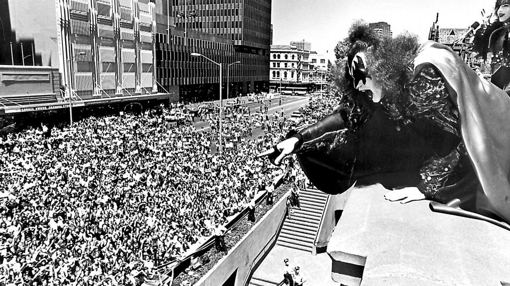 Kiss makes an appearance on the balcony of the Sydney Town Hall, Australia, 2. November 1980.