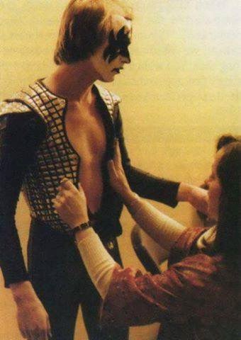 On 3. February 1978, Peter Criss pranked Gene Simmons when playing a show at the Rhode Island Providence Civic Center, Providence, letting the drum tech Fritz Postlethwaite end the show on drums with Gene Simmons' makeup and an old costume.