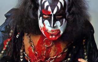 On 10. October 1977, Gene Simmons did a solo photo session with photographer Lynn Goldsmith in New York.
