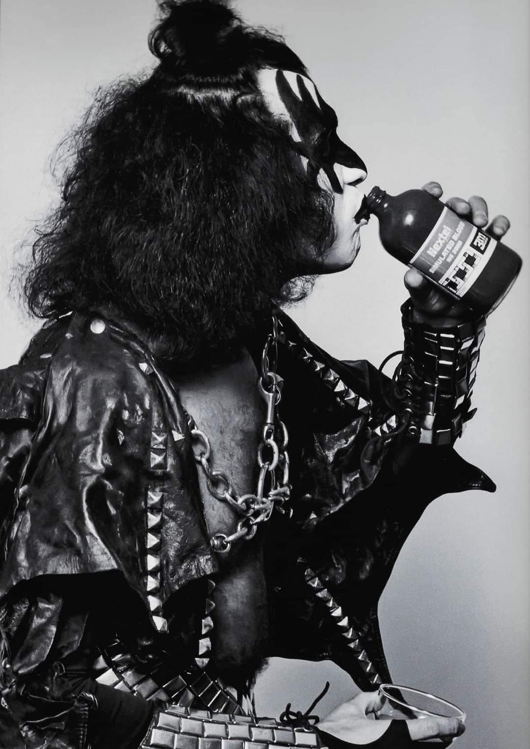 On 10. October 1977, Gene Simmons did a solo photo session with photographer Lynn Goldsmith in New York.