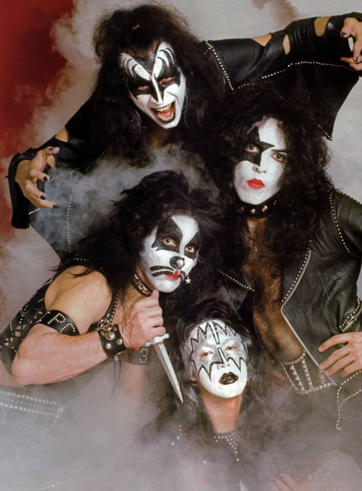 On 25. January 1974, Kiss did a photo session with photographer Raeanne Rubenstein in New York. Paul Stanley wore both the star and the bandit make-up during this session.