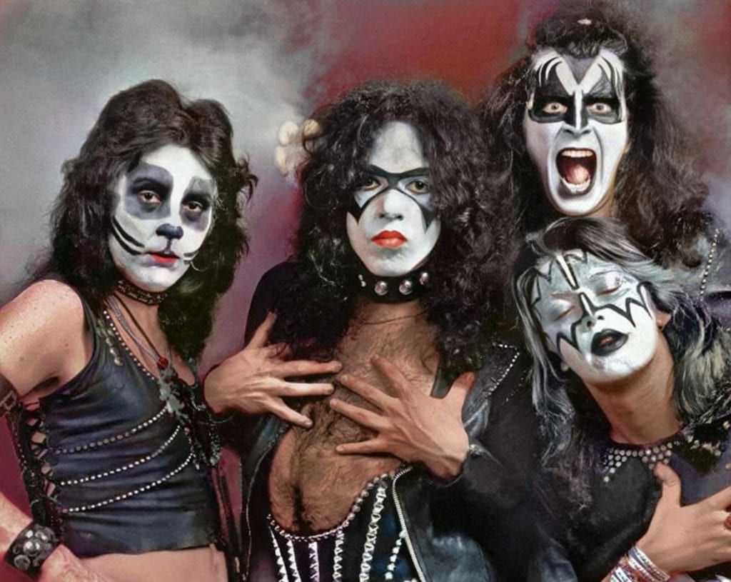 On 25. January 1974, Kiss did a photo session with photographer Raeanne Rubenstein in New York. Paul Stanley wore both the star and the bandit make-up during this session.