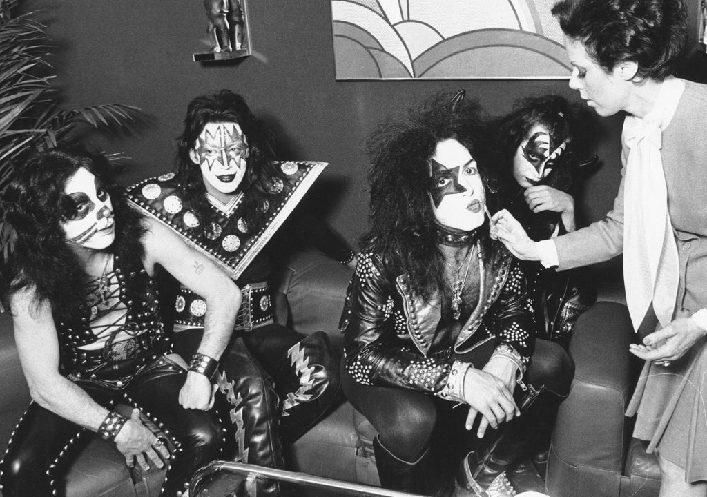 On 30. April 1974, Kiss did a photo session with Waring Abbott in New York getting facials at the Georgette Klinger Salon.