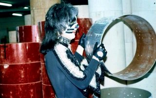 On 4. April, 1977, Peter Criss visited Pearl Drums factory in Chiba, Japan, while on the "Rock and Roll Over" tour.