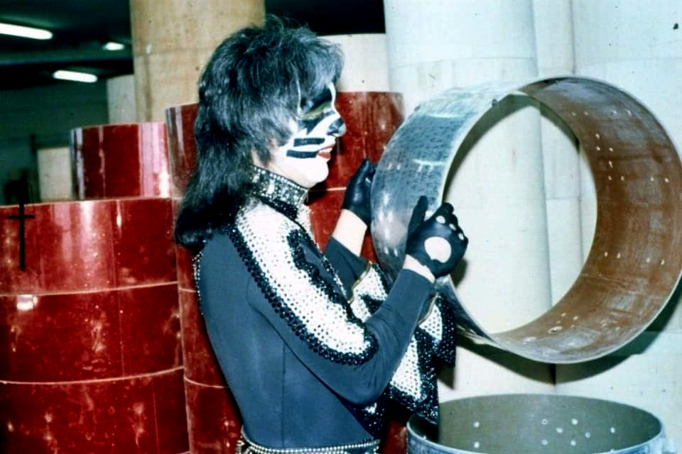 On 4. April, 1977, Peter Criss visited Pearl Drums factory in Chiba, Japan, while on the "Rock and Roll Over" tour.