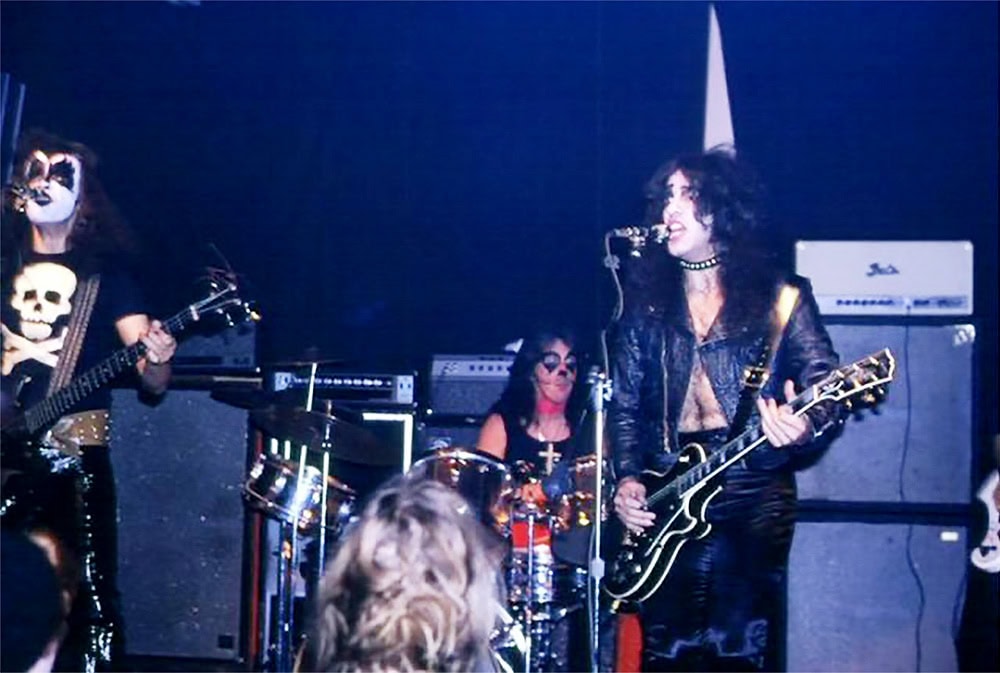 On 28. September, 1973, Kiss played a showcase for Casablanca Records at Le Tang's Rehearsal Hall On 28. September, 1973, Kiss played a showcase for Casablanca Records at Le Tang's Rehearsal Hall