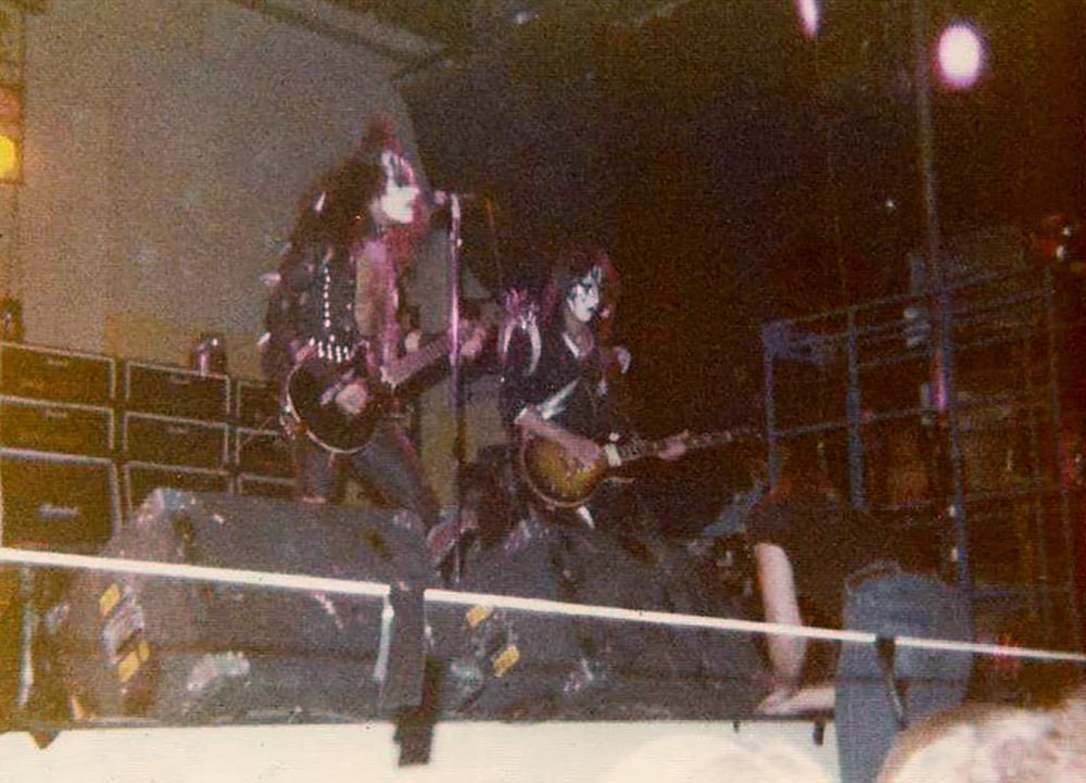 On 4. May, 1976, Kiss played the River Trails Junior High School in Mt. Prospect, Illinois, for approximately 350 students who won the Chicago's WCFL Radio "School Spirit Contest". Photo by Kim Harris.
