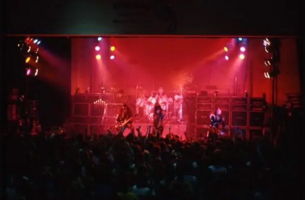 On 4. May, 1976, Kiss played the River Trails Junior High School in Mt. Prospect, Illinois, for approximately 350 students who won the Chicago's WCFL Radio "School Spirit Contest".