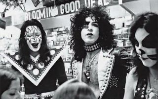 On 8. June, 1974, Kiss attended the "National Kiss-Off" kissing contest finals at Woodfield Shopping Center in Schaumburg, Illinois. Photo by Joe Gino.
