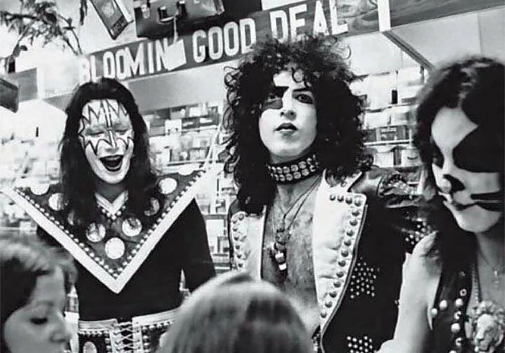 On 8. June, 1974, Kiss attended the "National Kiss-Off" kissing contest finals at Woodfield Shopping Center in Schaumburg, Illinois. Photo by Joe Gino.