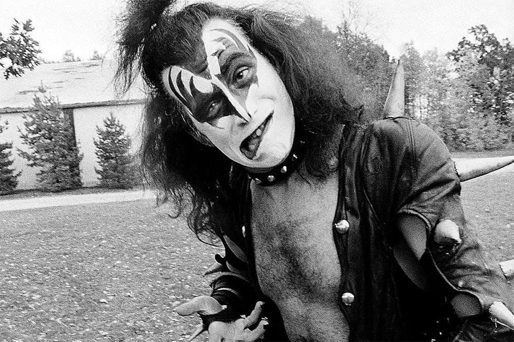 On 20. December, 1974, Gene Simmons got high for the one and only time in his life eating hash brownies by a mistake.