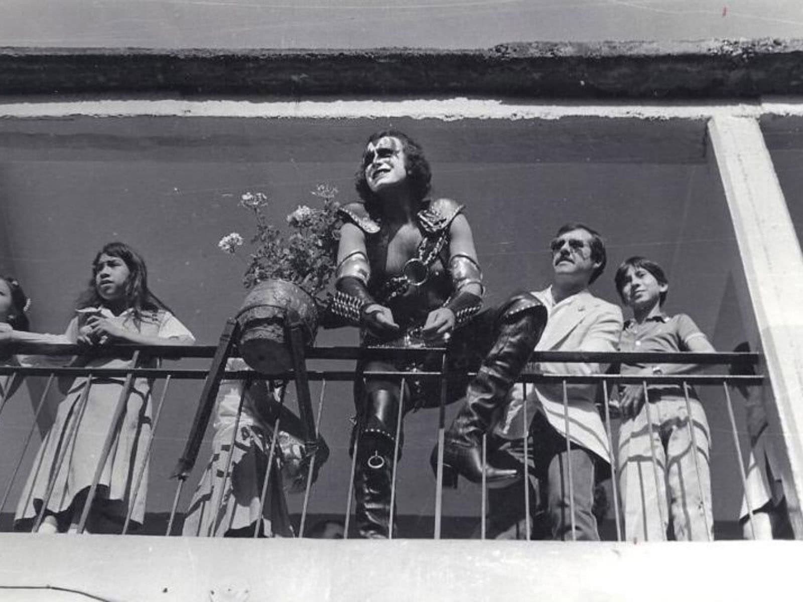 On 26. September, 1981, Kiss visited 300 children at the La Asunción Orphanage, Atizapán de Zaragoza, Mexico.