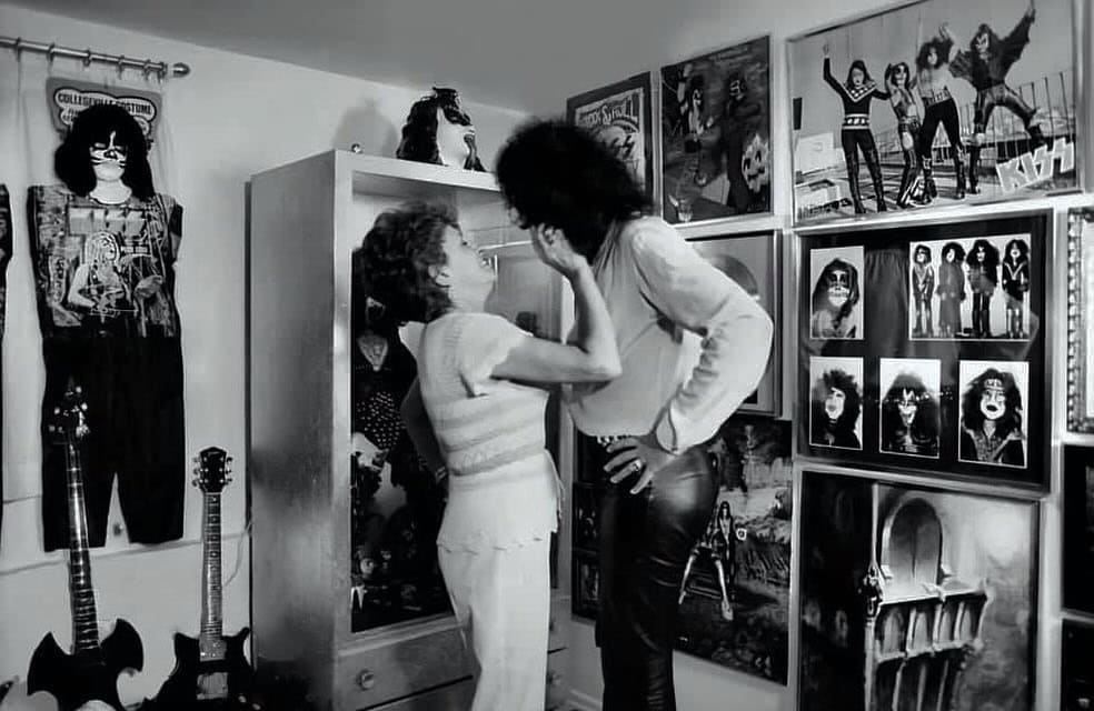 On 21. July 1980, Gene Simmons did an unmasked solo photo session with photographer Raeanne Rubenstein in New York. On 21. July 1980, Gene Simmons did an unmasked solo photo session with photographer Raeanne Rubenstein in New York.