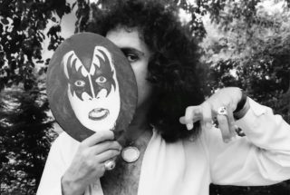 On 21. July 1980, Gene Simmons did an unmasked solo photo session with photographer Raeanne Rubenstein in New York.