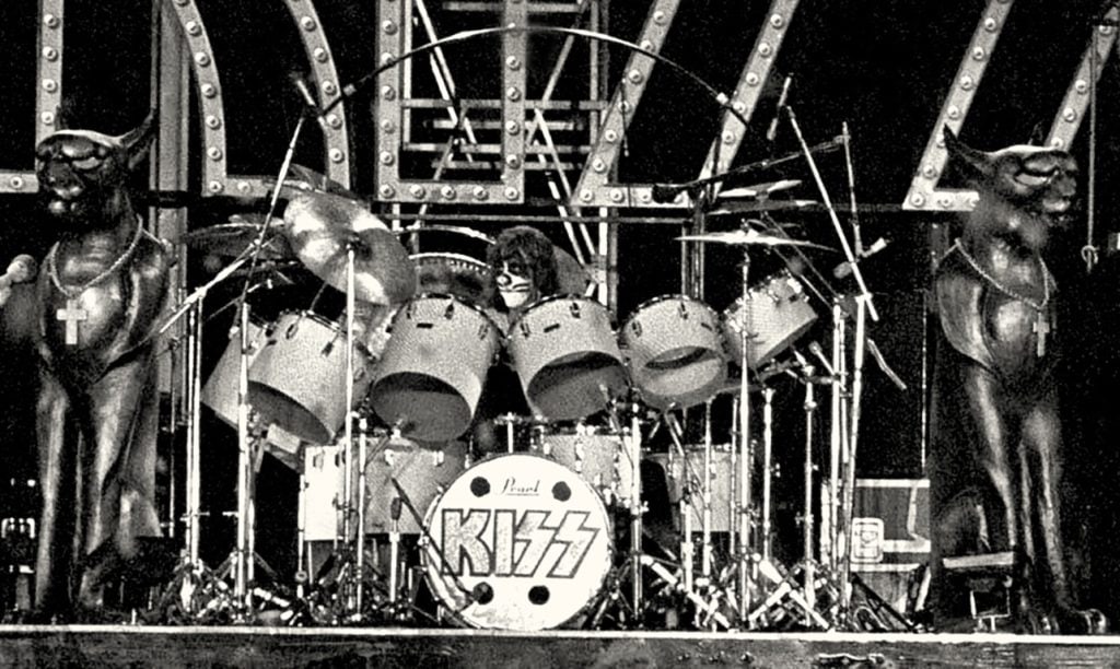 On 29. August 1976, the large cats on the sides of Peter Criss' drum set were stolen during the load out after Kiss' show at the Fulton County stadium in Atlanta, USA.