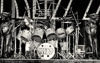 On 29. August 1976, the large cats on the sides of Peter Criss' drum set were stolen during the load out after Kiss' show at the Fulton County stadium in Atlanta, USA.