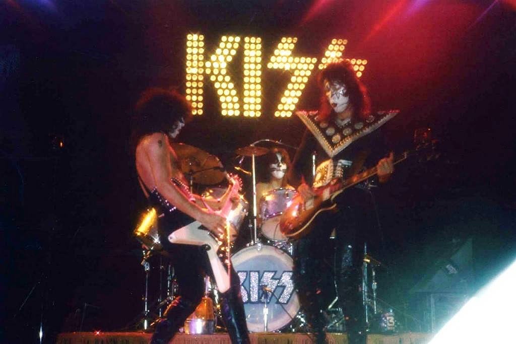 On 7. November, 1974, Kiss played their first-ever sold out headlining concert in an arena, at the 9,300 seat Kiel Auditorium in St. Louis, Missouri, while on their "Hotter Than Hell" Tour.