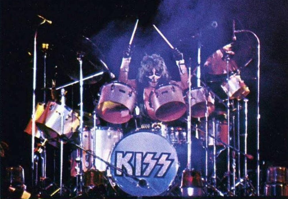 On 31. December, 1975, Kiss sold out an arena in their hometown, New York, for the first time, playing for 13,000 fans at the Nassau Veterans Memorial Coliseum with opening acts Blue Öyster Cult and The Leslie West Band.