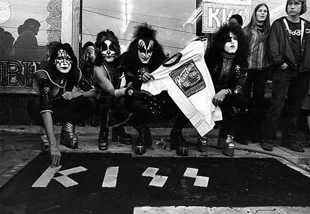 On 5. December, 1975, Kiss did an in-store appearance at Peaches Records in Atlanta, Georgia, where they left their handprints and autographs in concrete in front of the store.