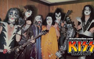 On 20. August, 1976, Flo & Eddie of the Turtles introduced Kiss on stage at Anaheim, California, USA, while on their Destroyer/Spirit of '76 Tour.